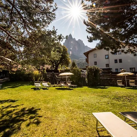 Hotel Enzian Genziana 3*